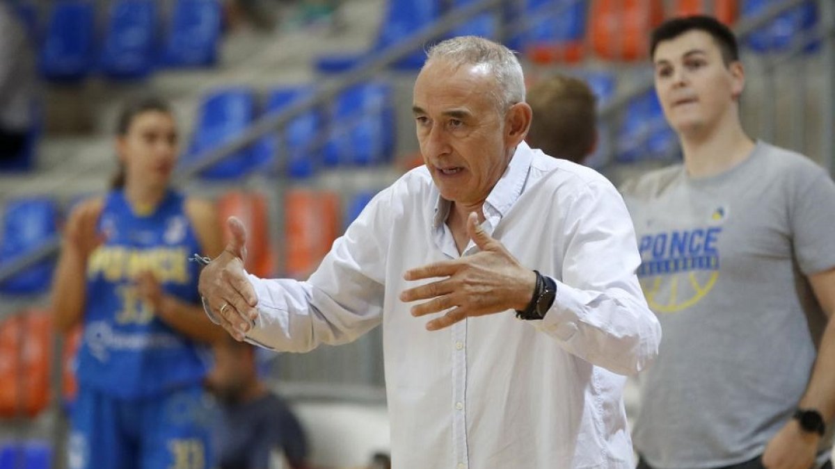 Chuchi Fernández da instrucciones desde la banda a sus jugadoras. / PHOTOGENIC