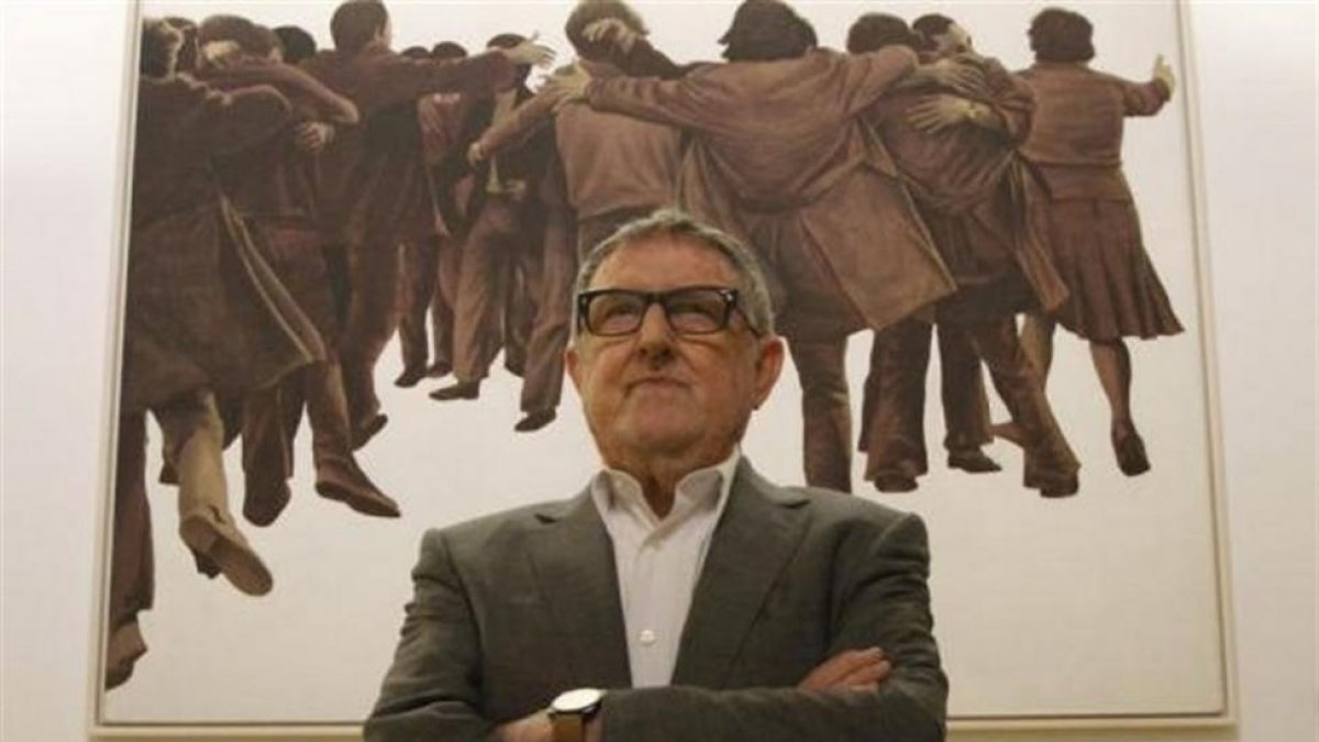 El artista posa con su obra.-EL MUNDO