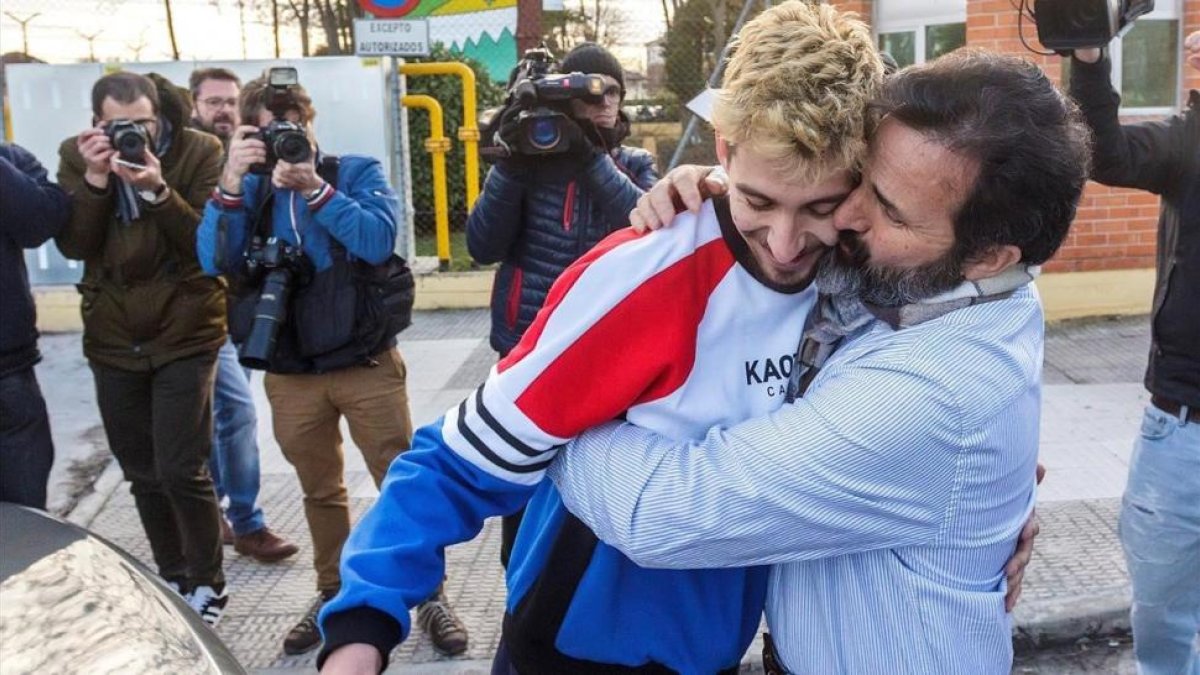Carlos Cuadrado Lucho abraza a su padre tras salir de la prisión.-/ EFE / SANTI OTERO