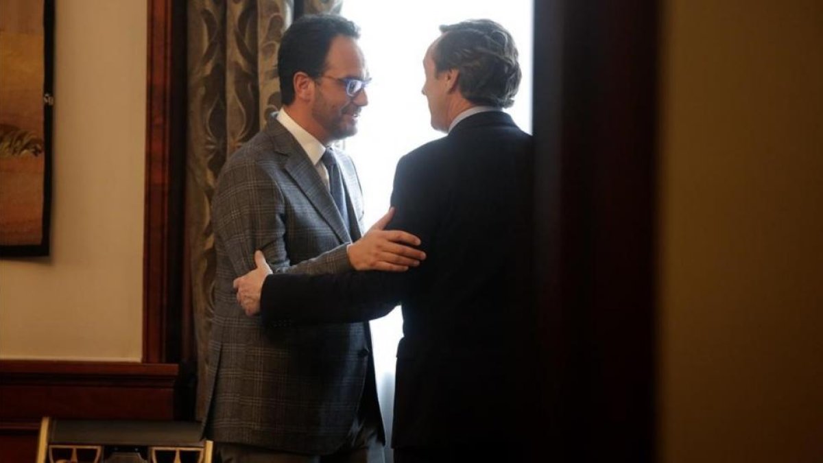 El portavoz del PSOE, Antonio Hernando, y su homólogo en el PP, Rafael Hernando, conversan en el Congreso.-JOSÉ LUIS ROCA