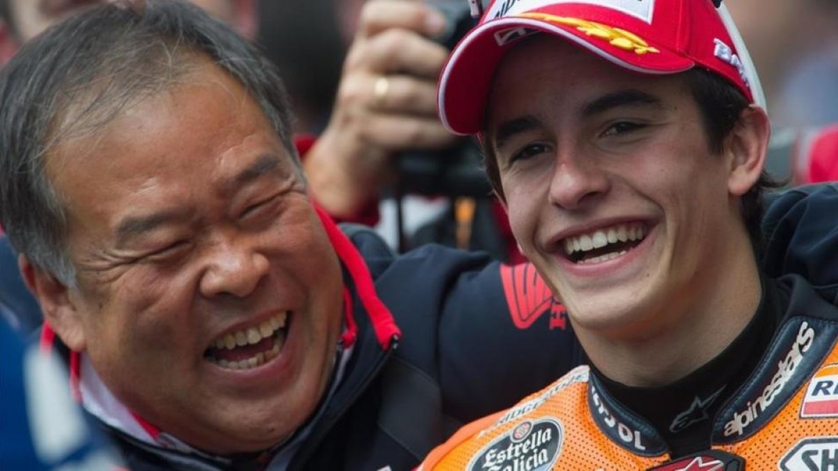 El japonés Shuhei Nakamoto comparte risas con Marc Márquez.-MIRCO LAZZARI