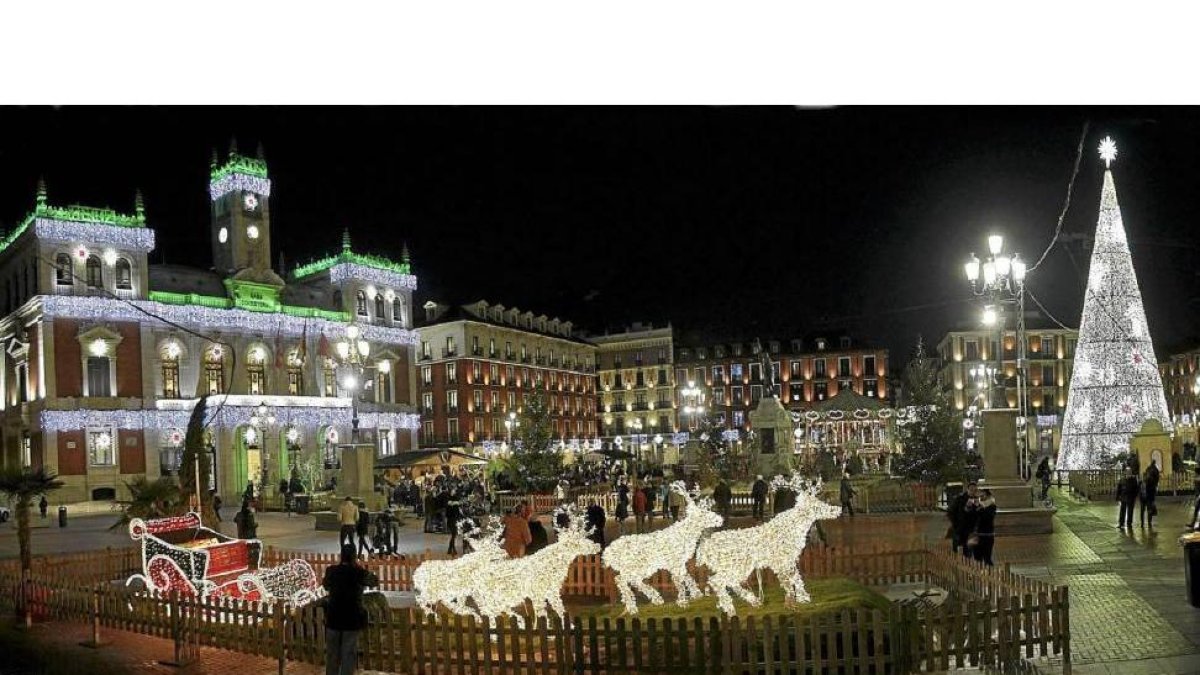 La plaza Mayor decorada con las luces de navidad-J.M.Lostau