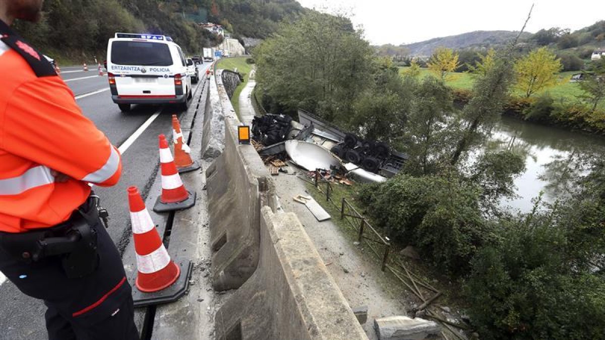 Imagen de uno de los accidentes ocurridos este fin de semana, en el que fallecieron dos personas y otras tres resultaron heridas en Irún (Gizpuzkoa)-EFE