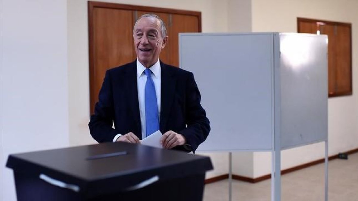 El candidato de la derecha a la presidencia de Portugal, Marcelo Rebelo de Sousa, sonríe antes de emitir su voto.-AFP / FRANCISCO LEONG