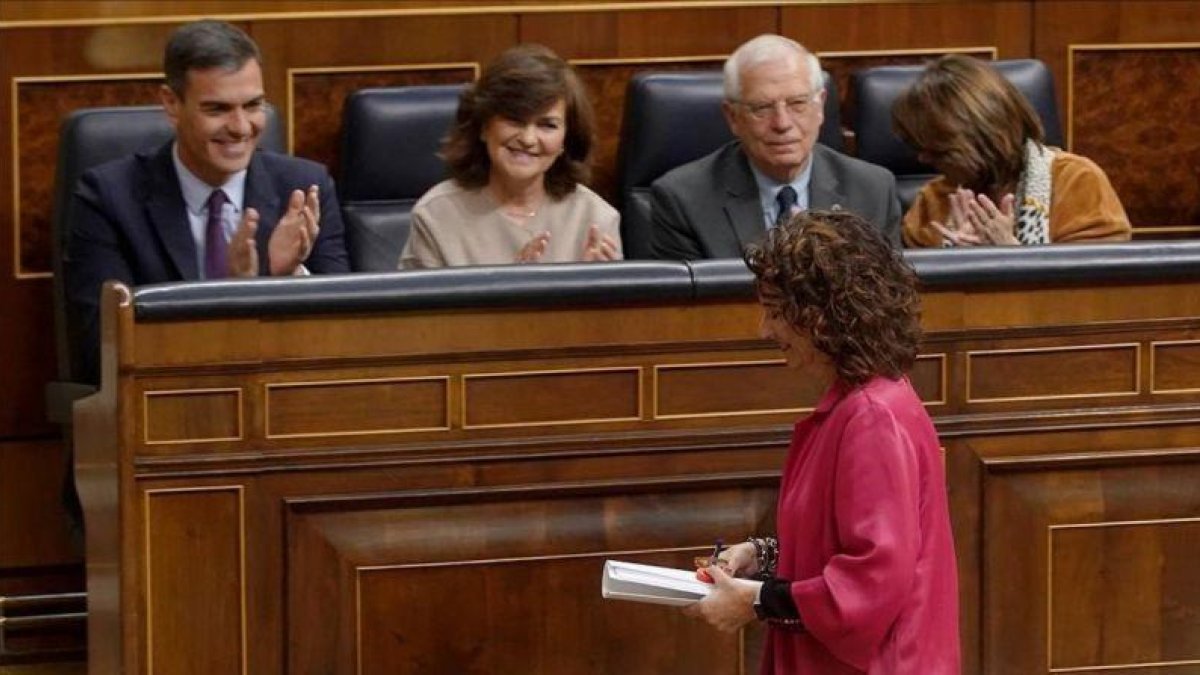 La ministra de Hacienda, María Jesús Montero, pasa ante la bancada del Gobierno en el debate de Presupuestos.-JOSE LUIS ROCA