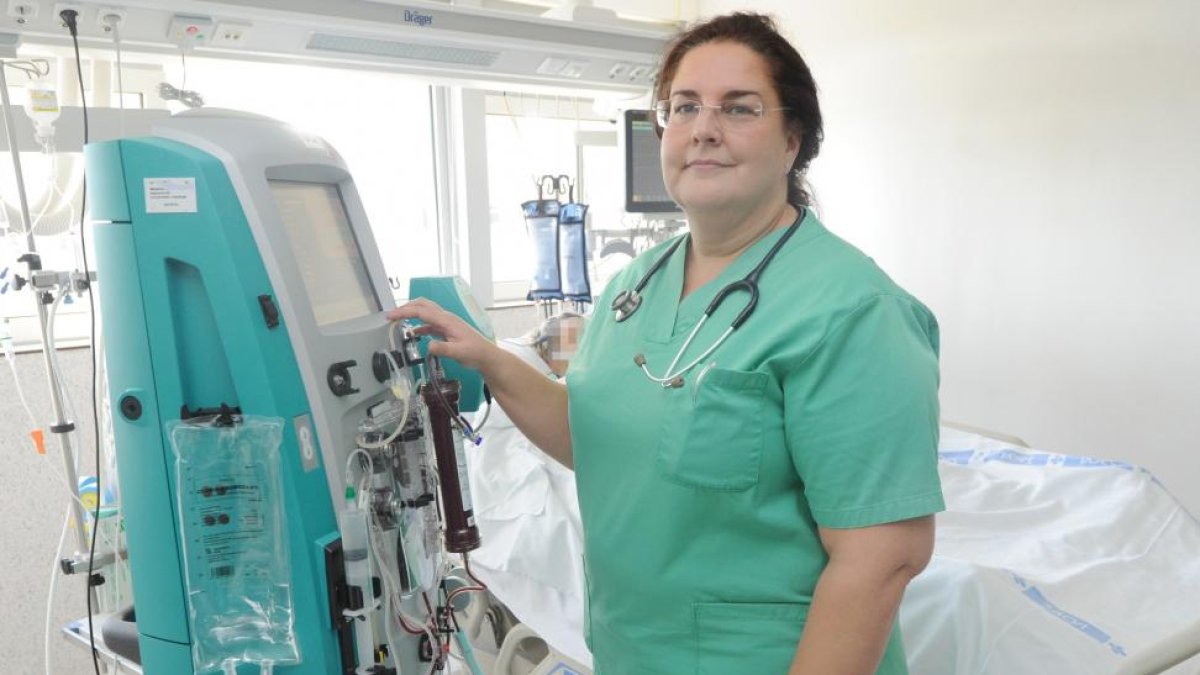 María Eugenia Perea, coordinadora de Trasplantes del Hospital Universitario de Burgos, en una de las habitaciones de la UCI.-ISRAEL L. MURILLO