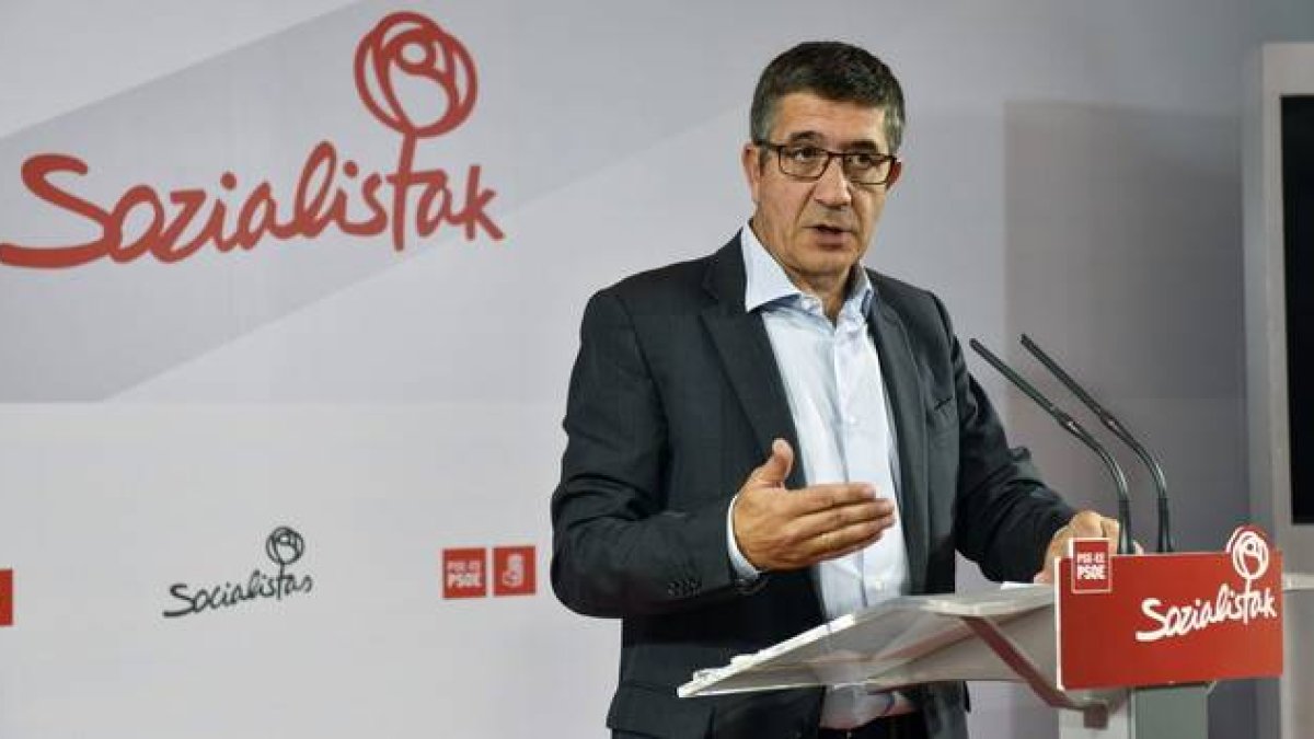 El secretario de Acción Política y Ciudadanía del PSOE, Patxi López, durante una rueda de prensa en Bilbao.-Foto: EFE/ MIGUEL TOÑA