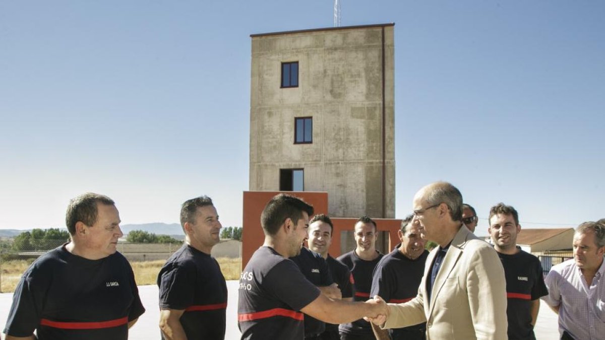 El presidente de la Diputación de Salamanca, Javier Iglesias, inaugura la torre de prácticas del Parque de Bomberos de Ciudad Rodrigo.-ICAL