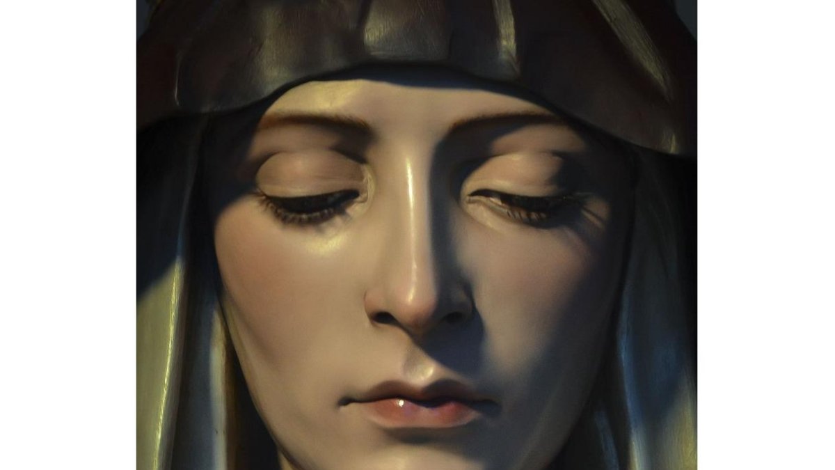 La Cofradía Penitencial y Sacramental de la Sagrada Cena ha presentado este sábado la talla de la Santísima Virgen, 'Nuestra Señora del Rosario', cuya ejecución es obra del reputado imaginero José Antonio Navarro Arteaga.