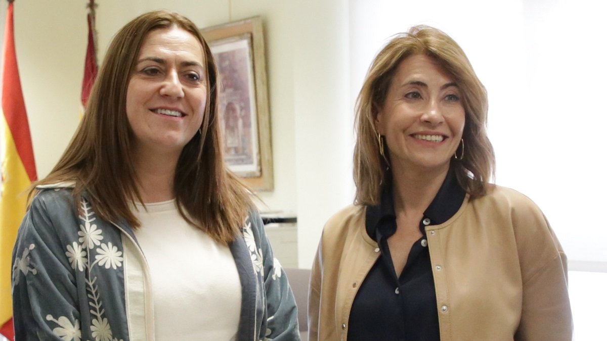 La delegada del Gobierno en Castilla y León, Virginia Barcones, y la ministra de Transportes, Movilidad y Agenda Urbana, Raquel Sánchez, en Benavente.- ICAL