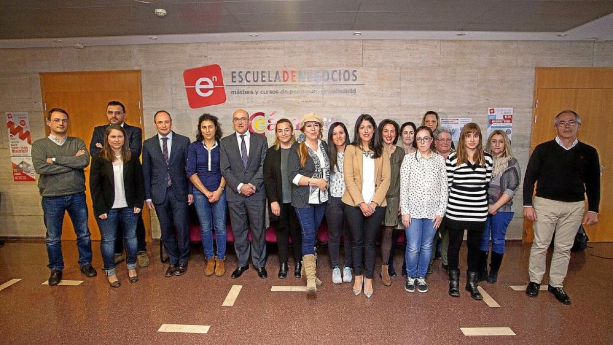 Carnero y Villar visitan a los 20 alumnos del máster durante una de sus clases en la Cámara de Comercio.-E. M.