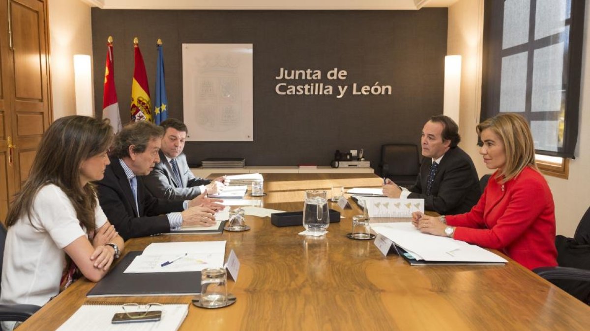 El consejero de la Presidencia, José Antonio de Santiago-Juárez, se reúne con el consejero de Medio Ambiente, Administración Local y Ordenación del Territorio de la Comunidad de Madrid, Jaime González, para coordinar las políticas de administración local-ICAL
