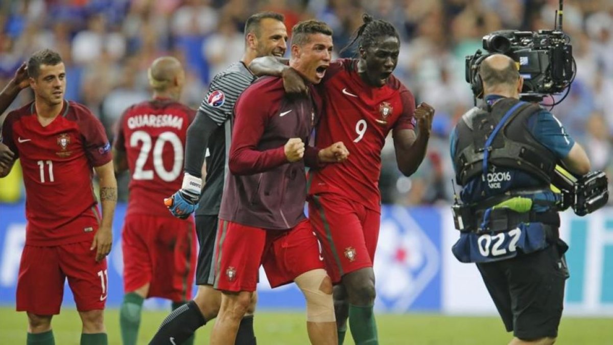Cristiano y Eder, en la final de la Eurocopa.-Michael Probst