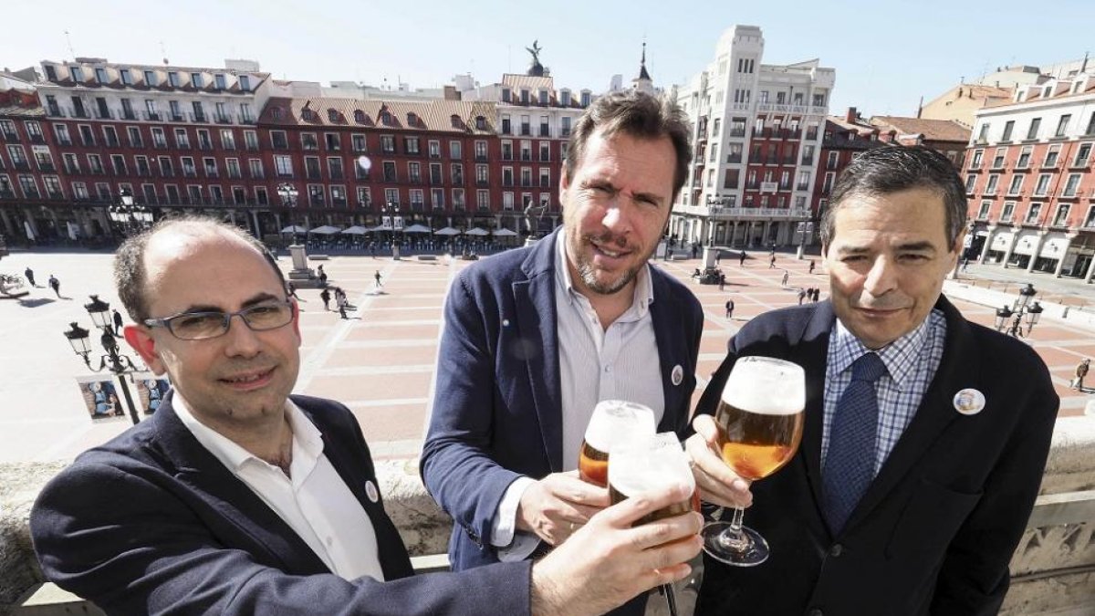Brindis con cerveza sin en el balcón del Ayuntamiento durante la presentación.-ICAL