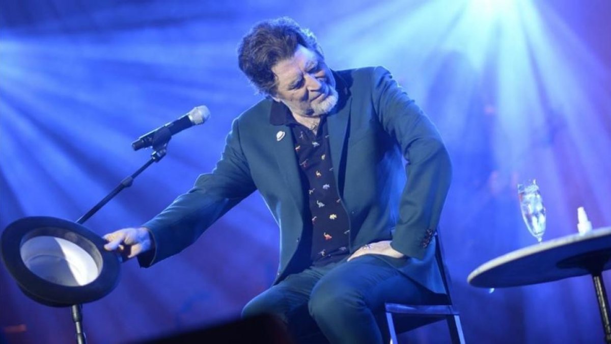 Sabina saluda al público del concierto de este sábado en Madrid.-EFE