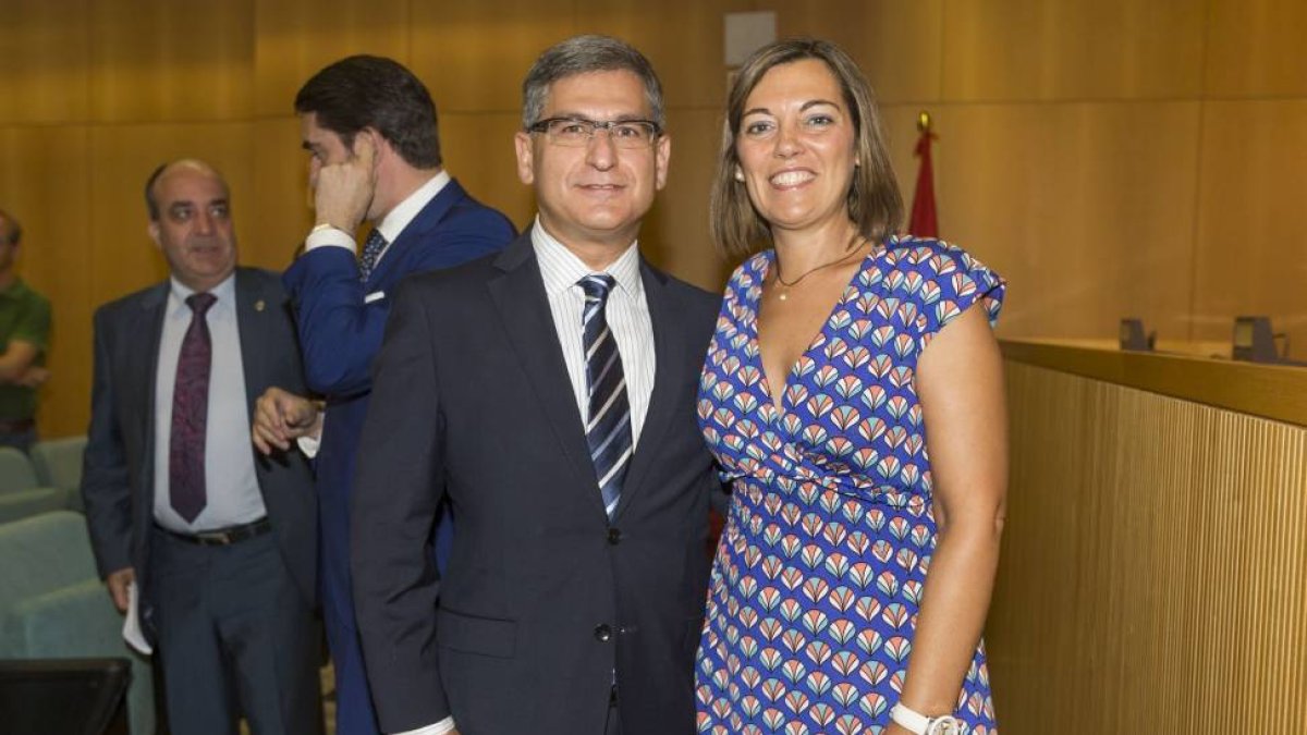 foto de archivo de la consejera de Agricultura y Ganadería, Milagros Marcos junto a Eduardo Cabanillas, nuevo secretario general de la Consejeria de Agricultura y Ganadería