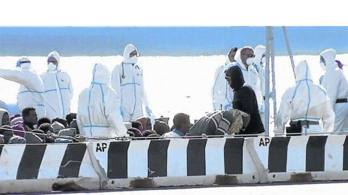Inmigrantes rescatados a su llegada al puerto de Messina, en Sicilia, el sábado.-Foto: AP