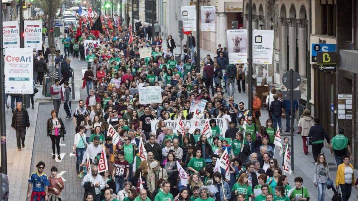 Un momento de la manifestación contra la LOMCE celebrada ayer en Valladolid.-MIGUEL Á. SANTOS (PHOTOGENIC)
