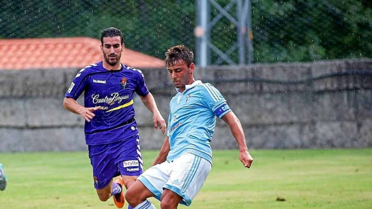 Alfaro presiona a un jugador del Celta B en el partido del miércoles.-Photo-deporte