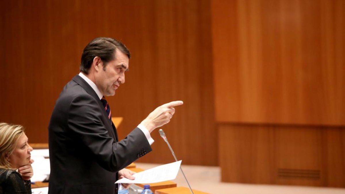 El consejero de Fomento y Medio Ambiente, Juan Carlos Suárez-Quiñones, durante su intervención en el pleno de las Cortes de Castilla y León.-ICAL