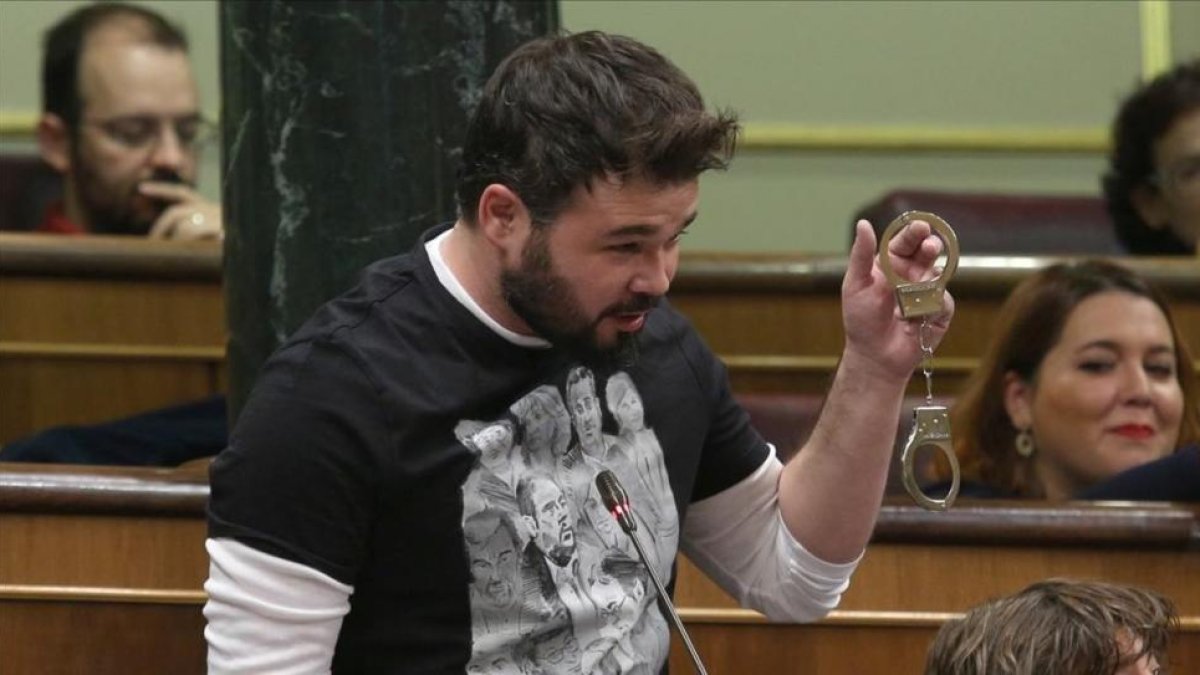 Gabriel Rufián muestra unas esposas, el pasado miércoles en el Congreso.-DAVID CASTRO
