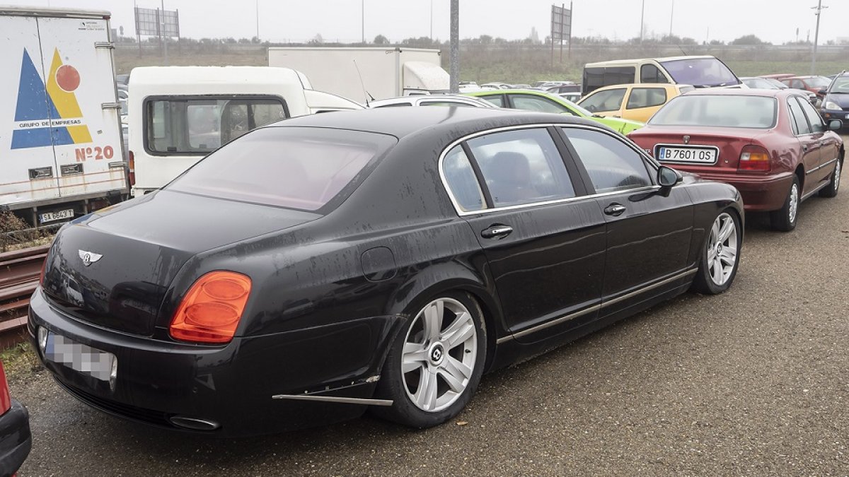 EL MÁS VALIOSO. El vehículo más caro del depósito municipal es un Bentley Continental que, según explicó el concejal de Seguridad, Alberto Palomino, lleva allí dos años por orden judicial. En la actualidad ronda los 100.000 euros aunque no es el único de gran valor en el recinto. REPORTAJE GRÁFICO: PABLO REQUEJO