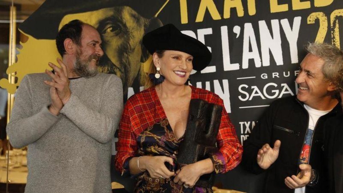 La soprano vasca Ainhoa Arteta, con el actor Karra Elejalde y el periodista Jon Sistiaga.-FERRAN NADEU