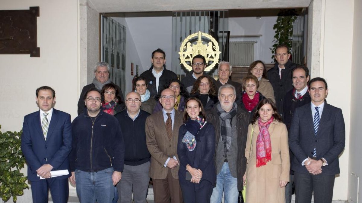 El presidente de la Diputación Provincial de Valladolid, Jesús Julio Carnero, suscribe los convenios de colaboración con varias ongs que permitirán ejecutar 26 proyectos de cooperación internacional para el desarrollo.-ICAL