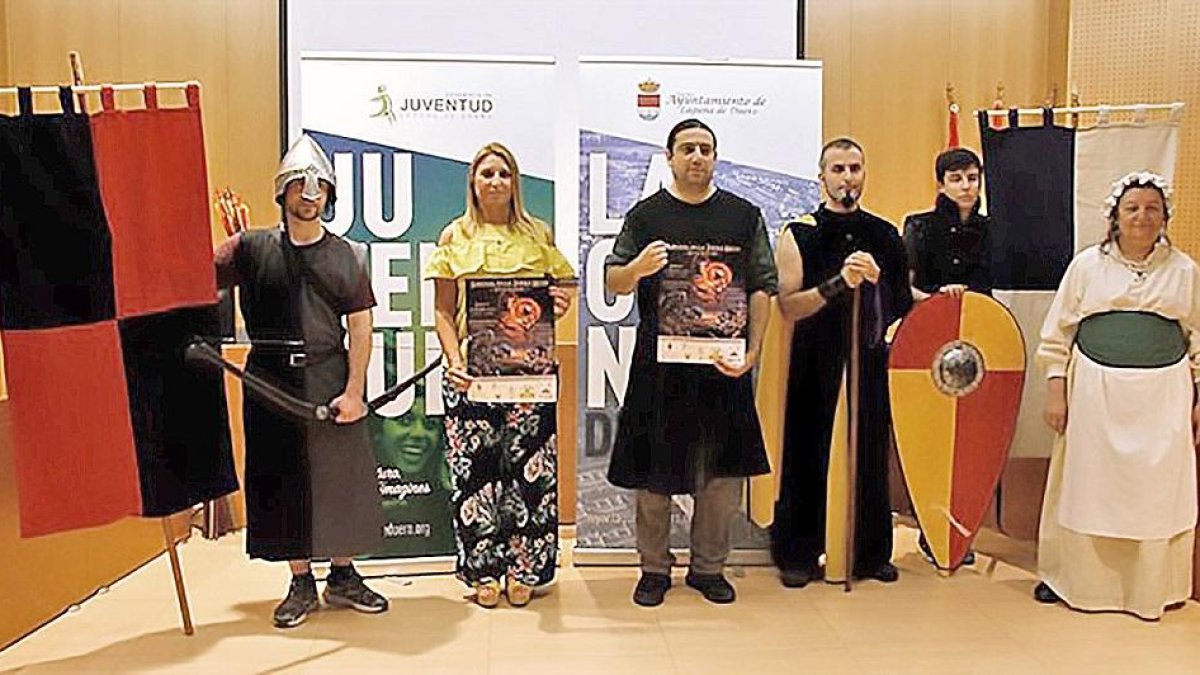 Estela Crespo y Jorge López, junto a varios voluntarios disfrazados como en la novela de J. R. R. Tolkien.-E. M.