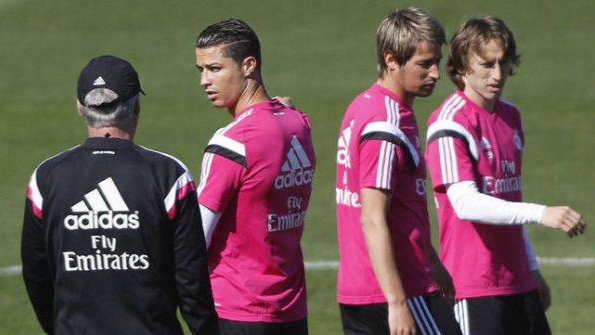 Cristiano Ronaldo y Ancelotti conversan durante el entrenamiento del Real Madrid, este martes.-Foto: AGUSTIN CATALAN