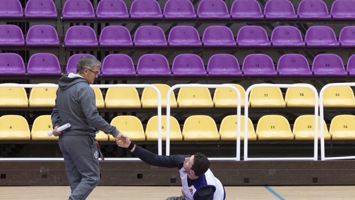 Paco García saluda a Sergio de la Fuente antes del entrenamiento / PHOTOGENIC