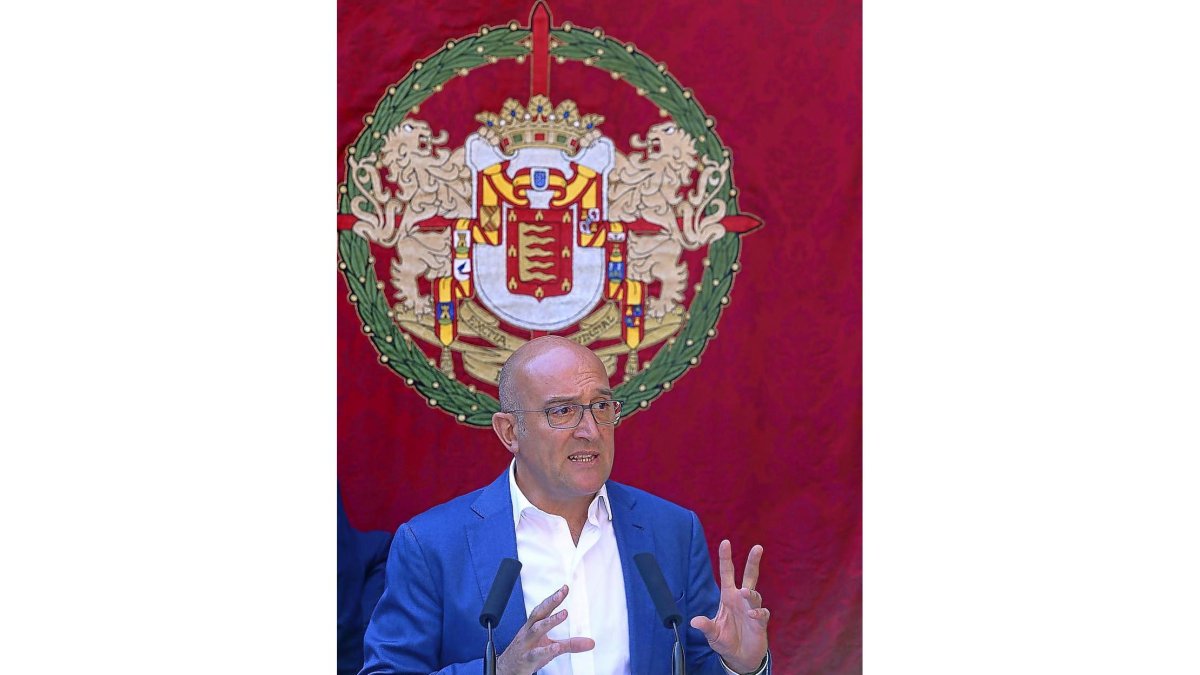 El presidente de la Diputación, Jesús Julio Carnero, durante su intervención-E. M.