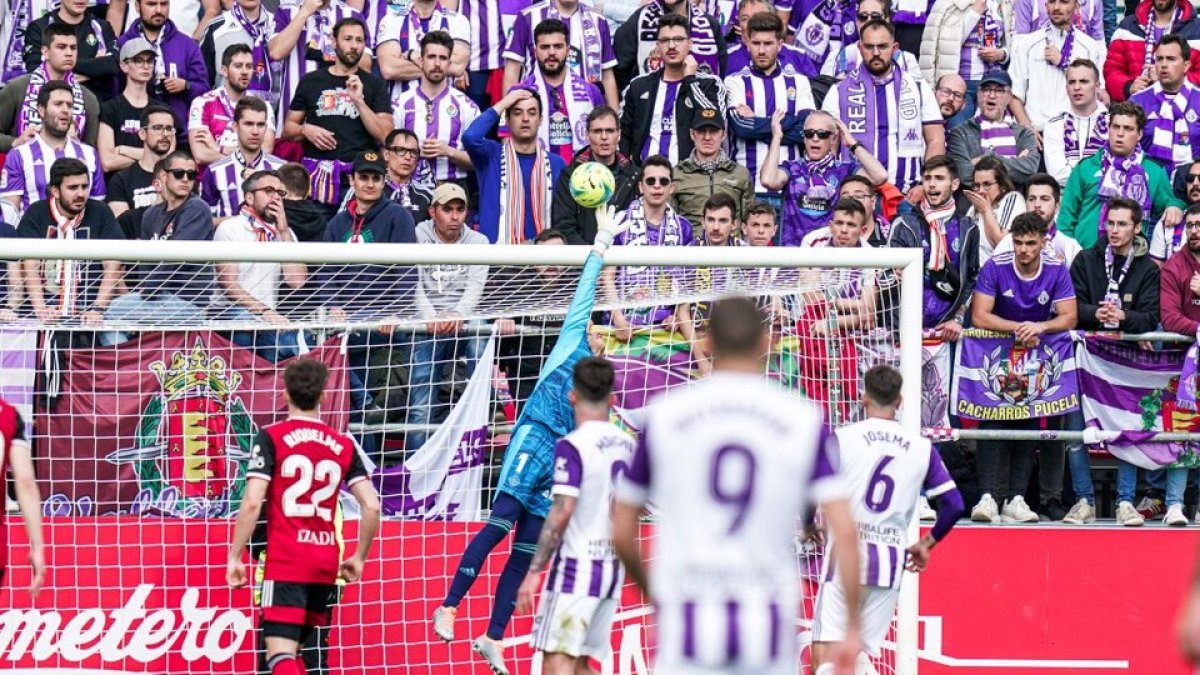 Masip ataja con una gran estirada un lanzamiento de Riquelme / RV. / I. SOLA