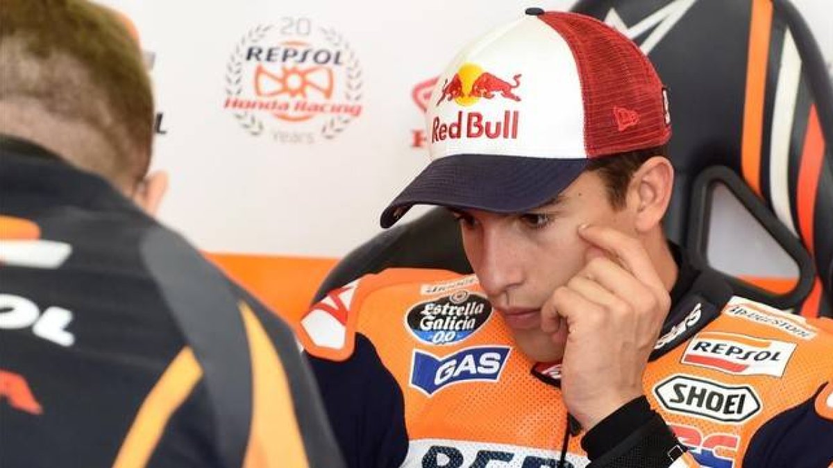 Márquez escucha a un mecánico en Motegi.-Foto: AFP / TOSHIFUMI KITAMURA