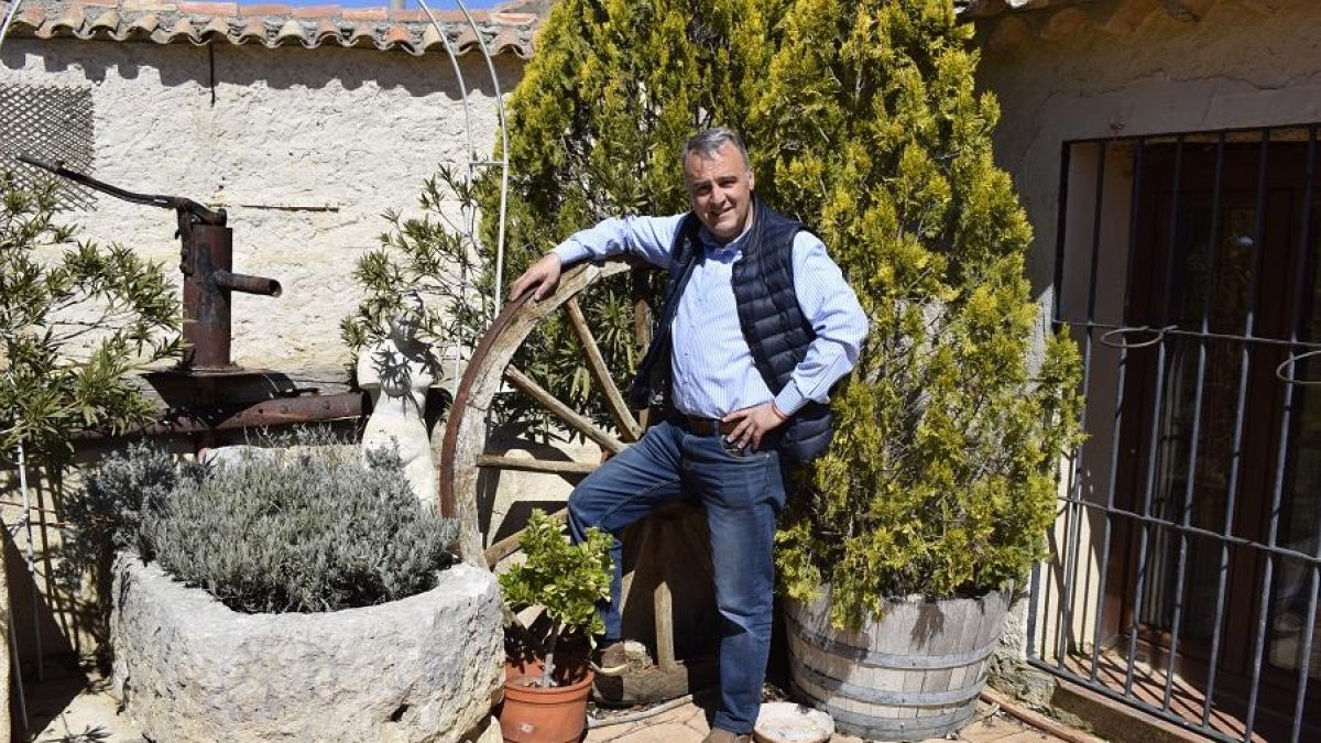 Luis Chico, en su alojamiento rural en Benafarces.-