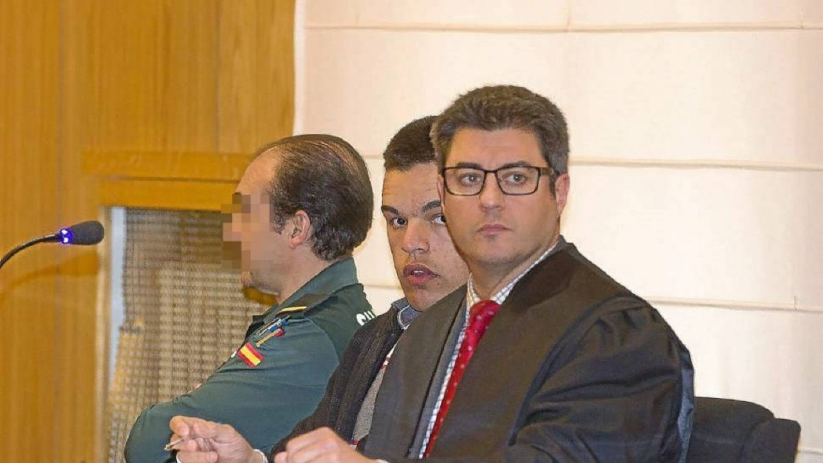 Andoni Gustavo R. M. entre un agente y su abogado defensor-Pablo Requejo