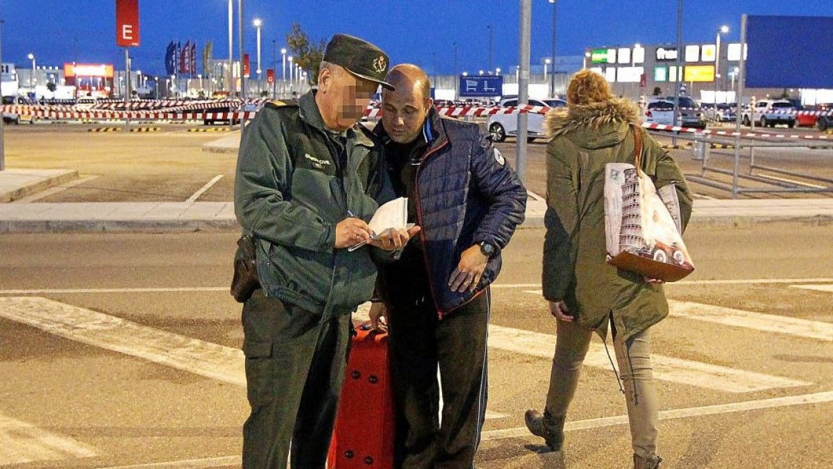 Rafael García muestra la documentación a un Guardia Civil.-J. M. LOSTAU