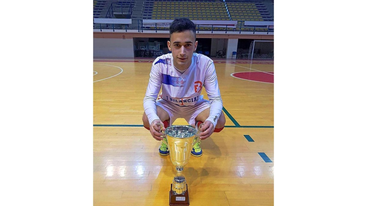 Iñaki Bayón posa con la copa que acredita a su equipo como campeón de la Liga sub 21.-EL MUNDO