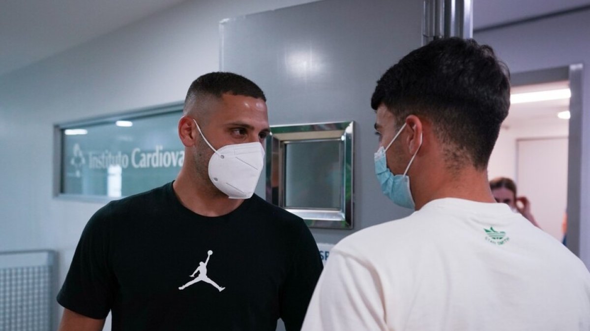 Pacheta y Aguado se saludan antes de realizarse las pruebas médicas en la pretemporada. / I. SOLA / RV
