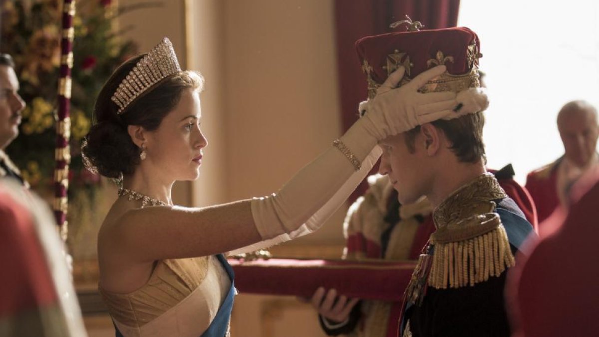 Claire Foy, como Isabel II, y Matt Smith, como el duque de Edimburgo, en la segunda temporada de The crown.-NETFLIX
