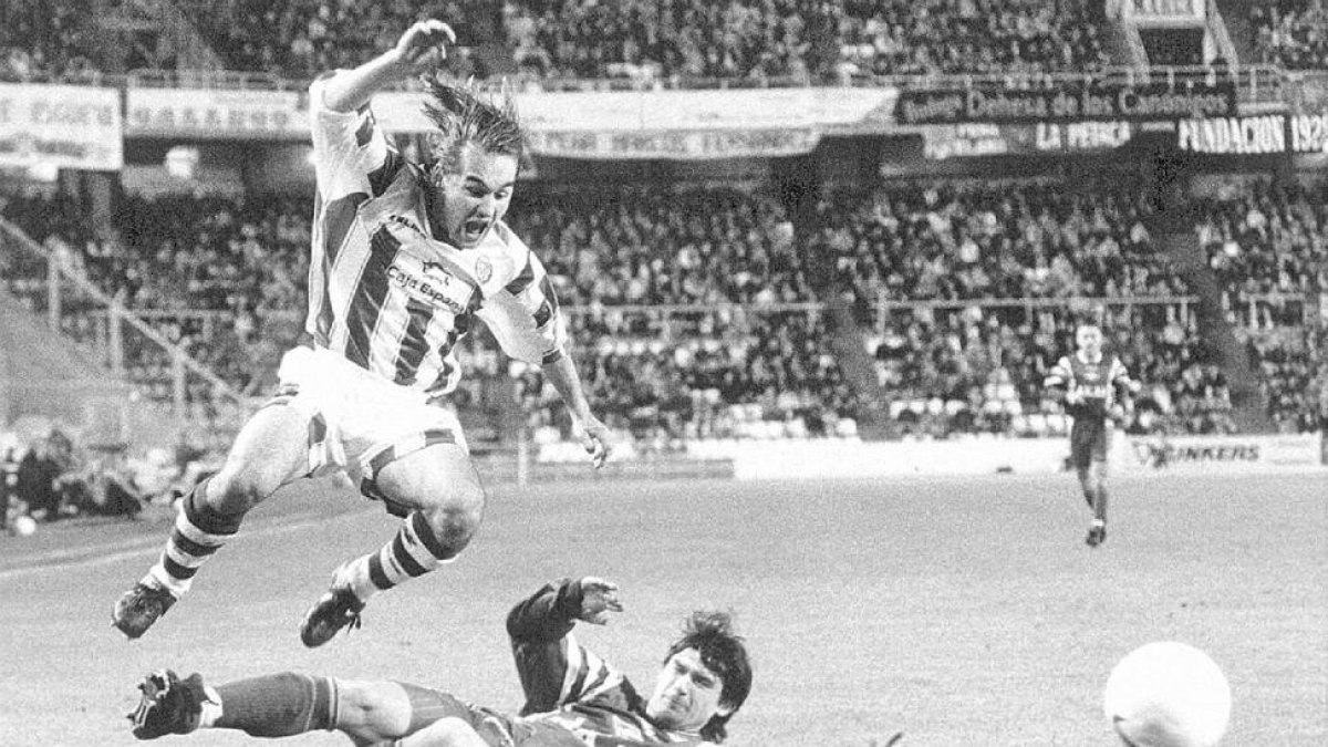 El centrocampista blanquivioleta Chema salta por encima del ruso Ananko, durante el último partido europeo del Real Valladolid.-J.M. LOSTAU