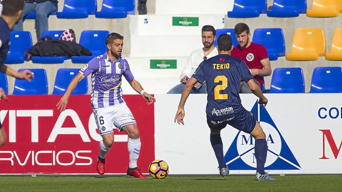 Balbi intenta driblar al ex blanquivioleta Tekio durante el reciente UCAM-Real Valladolid.-ARABA PRESS
