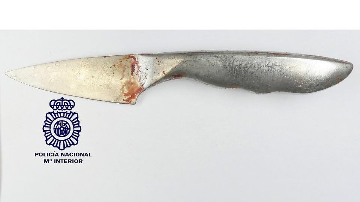 La cuchillada fue asestada a las puertas del bar La Bicicleta en la madrugada del sábado al domingo. J.M. LOSTAU