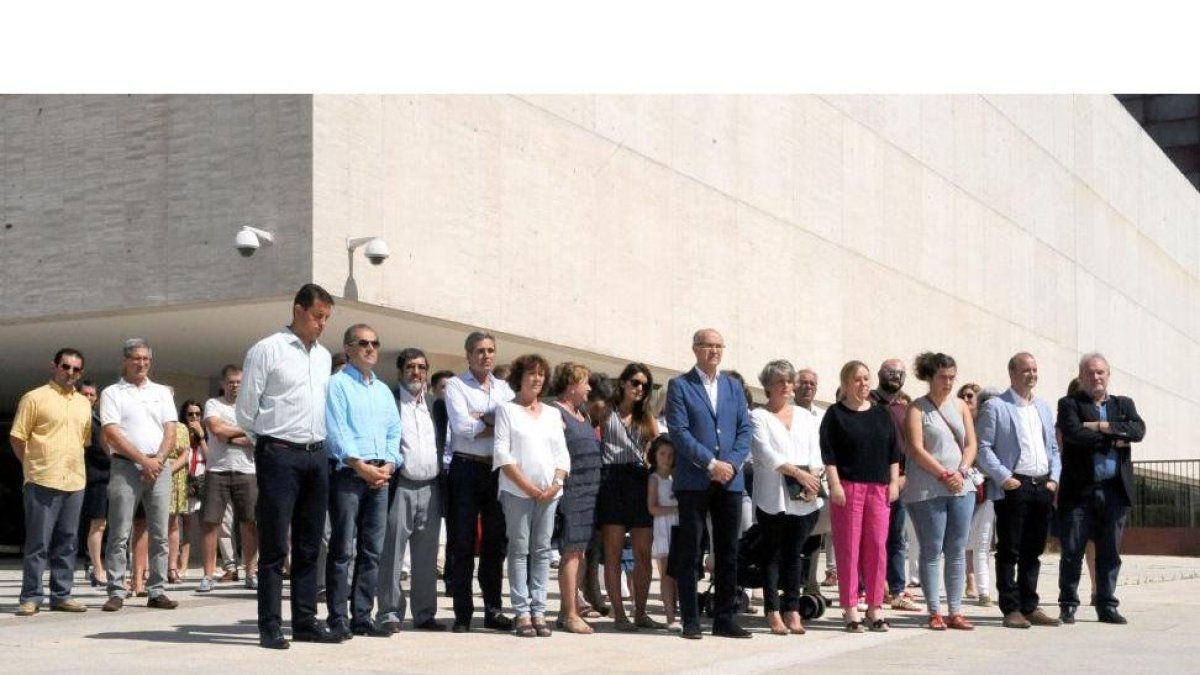 Procuradores y trabajadores de las Cortes de Castilla y León durante el minuto de silencio.-ICAL