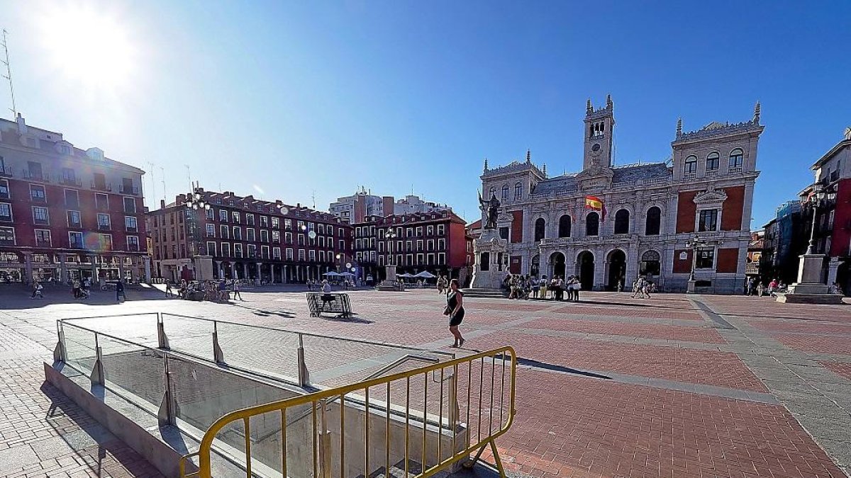 Acceso al párking de la plaza Mayor cerrado al público.-PHOTOGENIC / PABLO REQUEJO