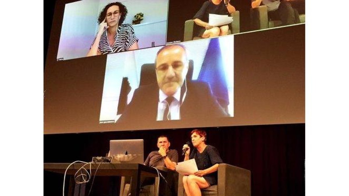 Coloquio sobre las naciones sin Estado en el FICOBA de Irún, una de las sedes de la contracumbre del G7. En el escenario, el líder de Bildu, Arnaldo Otegi. En plasma, la dirigente de ERC Marta Rovira.-M.F.P.
