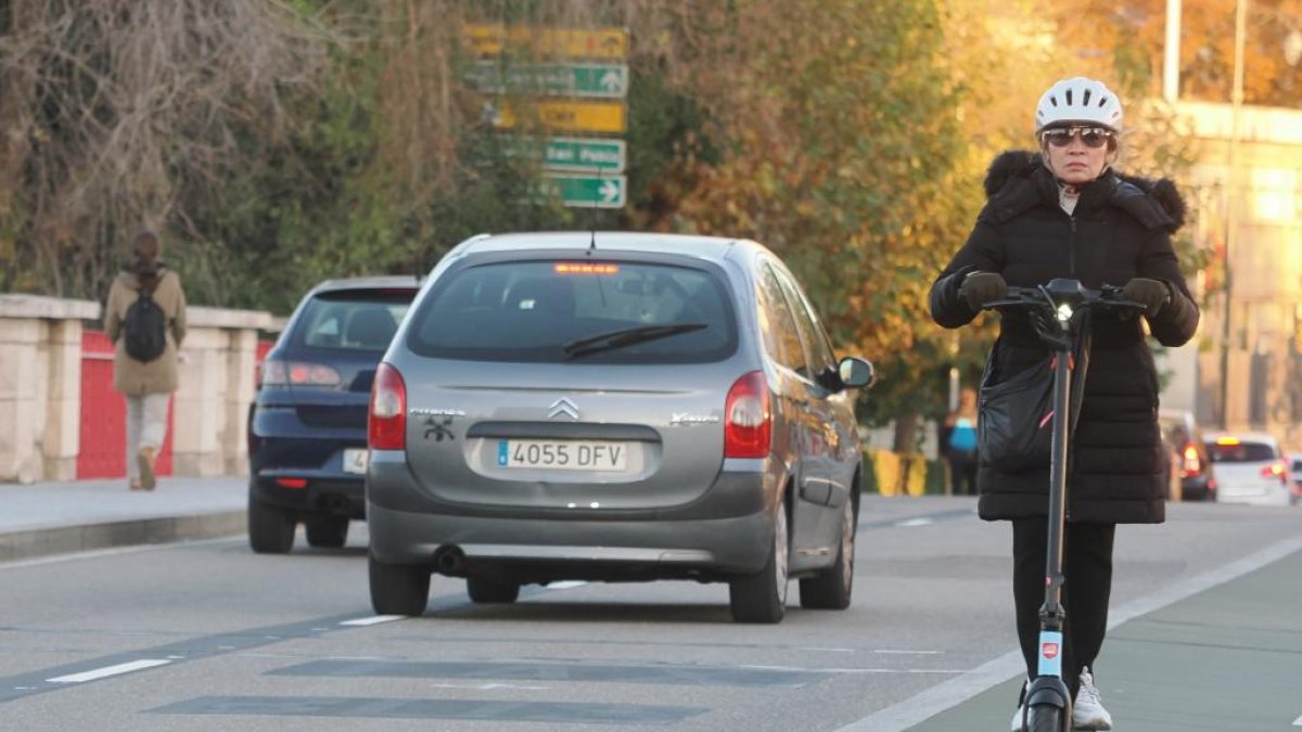 Los coches recuperan los carriles bus de Poniente y de Isabel la Católica.- PHOTOGENIC