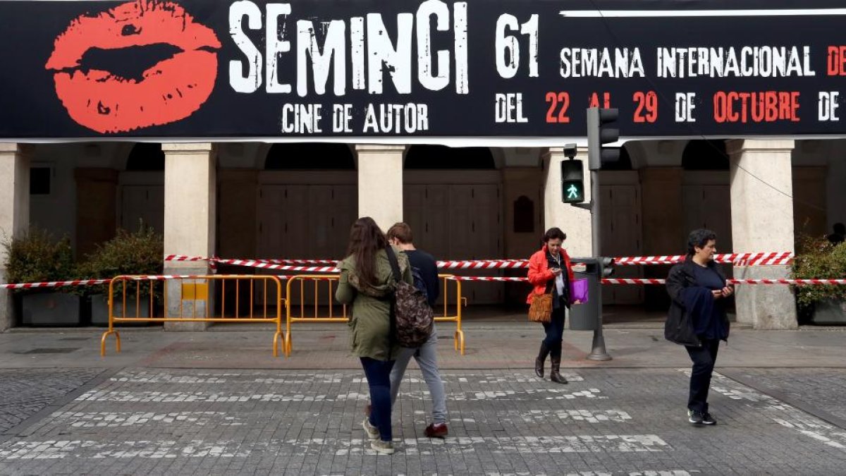 Cartel de la Semana Internacional de Cine de Valladolid (Seminci) en la fachada del Teatro Calderón antes de su inauguración el próximo sábado-ICAL