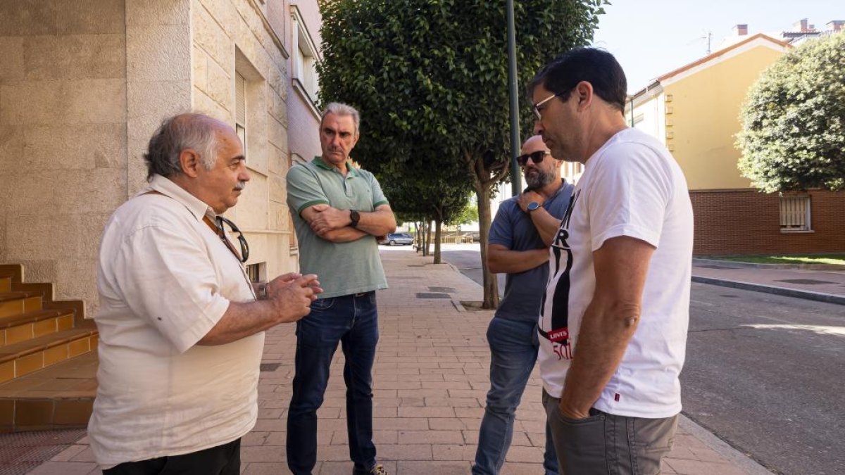 José Luis Ainsúa, presidente de la asociación de afectados de Gaspar Arroyo (Palencia), junto a un vecino del edificio de la calle Goya. -PHOTOGENIC