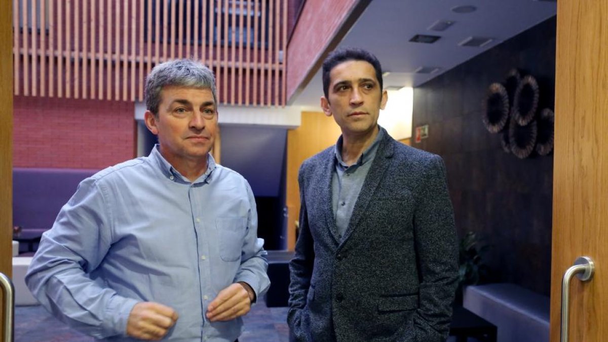 Vicente Andrés (D) presenta su candidatura a secretario regional de CCOO. Junto a él, Luis Fernández (I), secretario de Organización de CCOO-ICAL